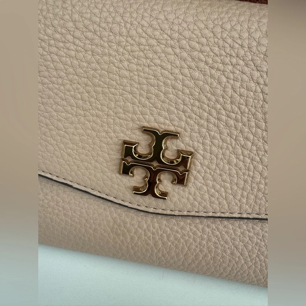Tory Burch Cream Pebble Leather Kira Clutch with Gold Logo - Picture 3 of 10